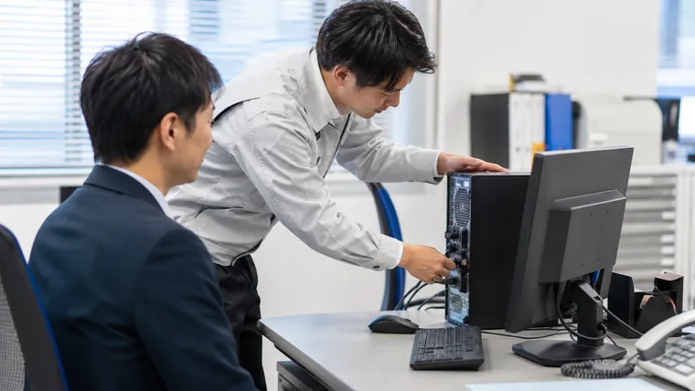 オフィスでパソコンを設置している様子